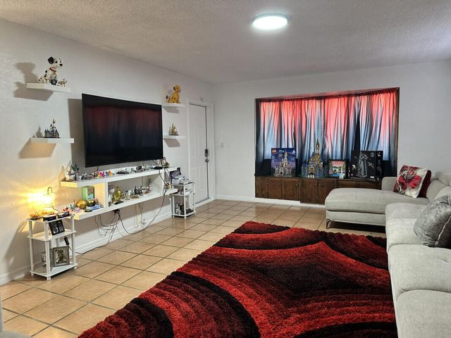 6940 Plantation Road, Plantation, FL 33317