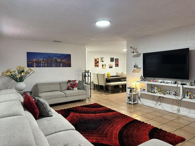 6940 Plantation Road, Plantation, FL 33317