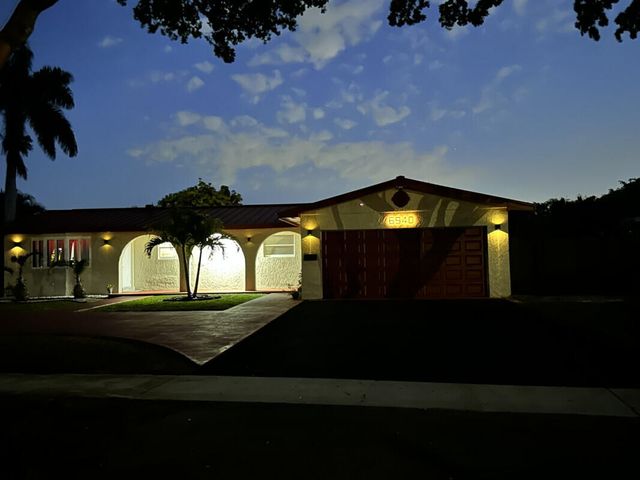 6940 Plantation Road, Plantation, FL 33317