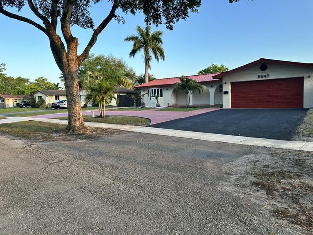 6940 Plantation Road, Plantation, FL 33317