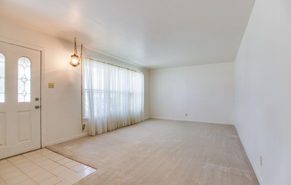 Image 4 of property listing at 2811 W Twohig Avenue, San Angelo, TX 76901
