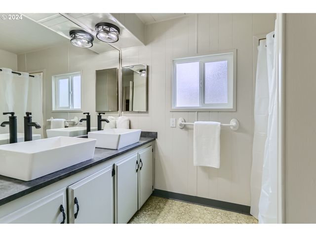 2681 Se RIVER Rd, Hillsboro, OR 97123