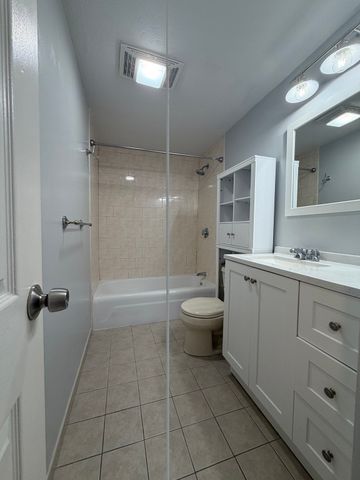 26 Greentree Ln 31, Weymouth, MA 02190