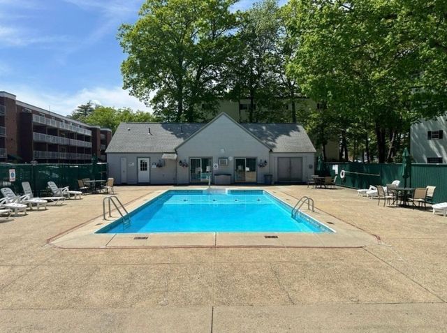 26 Greentree Ln 31, Weymouth, MA 02190