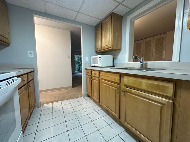 26 Greentree Ln 31, Weymouth, MA 02190