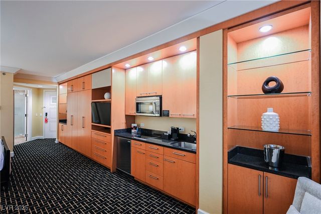 2000 FASHION SHOW Drive 5428, Las Vegas, NV 89109