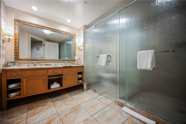 2000 FASHION SHOW Drive 5428, Las Vegas, NV 89109