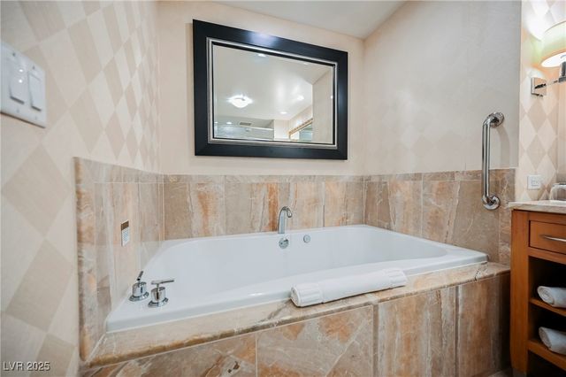 2000 FASHION SHOW Drive 5428, Las Vegas, NV 89109