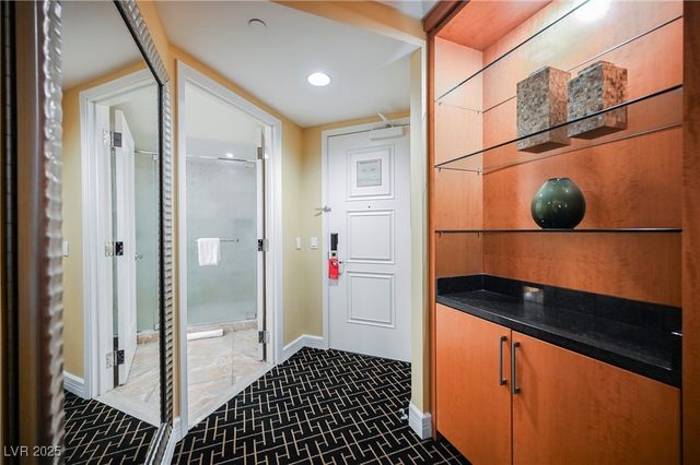 2000 FASHION SHOW Drive 5428, Las Vegas, NV 89109