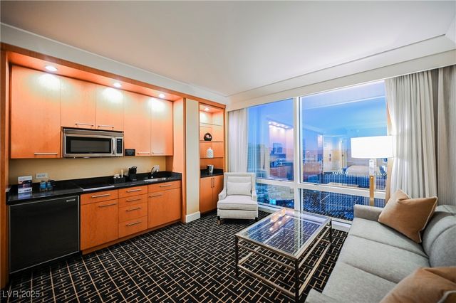 2000 FASHION SHOW Drive 5428, Las Vegas, NV 89109