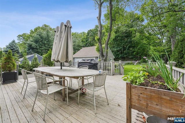 211 Pinelynn Road, Glen Rock, NJ 07452