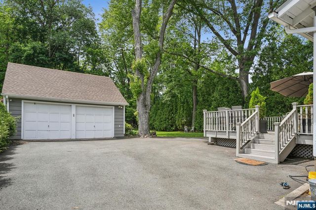 211 Pinelynn Road, Glen Rock, NJ 07452