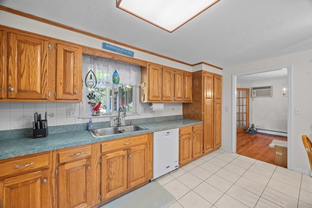 43 Old Brook Rd, Shrewsbury, MA 01545