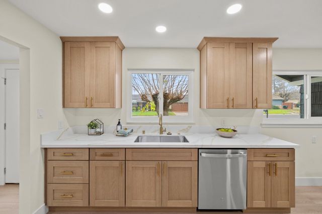 4905 Heatherdale Ln, Carmichael, CA 95608