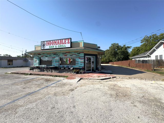 1212 E Pierce ST, Luling, TX 78648