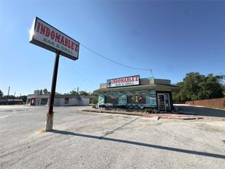 1212 E Pierce ST, Luling, TX 78648