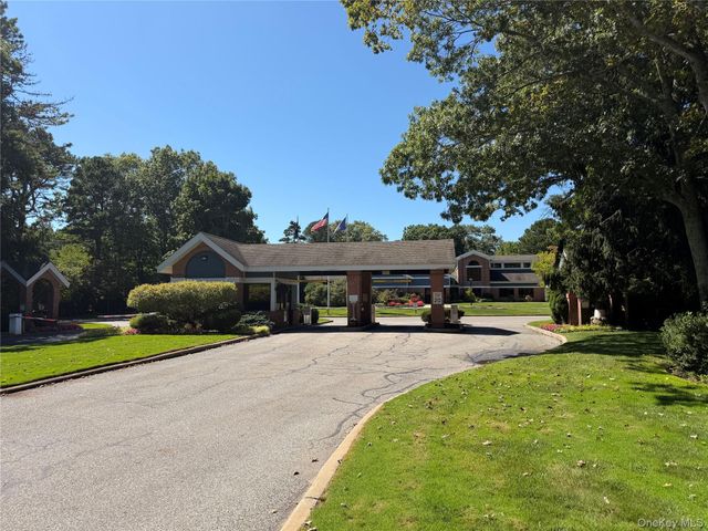 7 Sagaponack Court, Ridge, NY 11961
