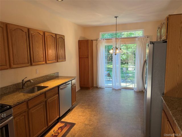 7 Sagaponack Court, Ridge, NY 11961