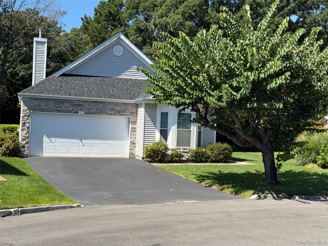 7 Sagaponack Court, Ridge, NY 11961