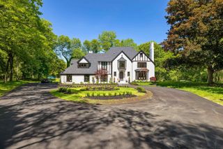 300 Camelot Way, Oakland Twp, MI 48306