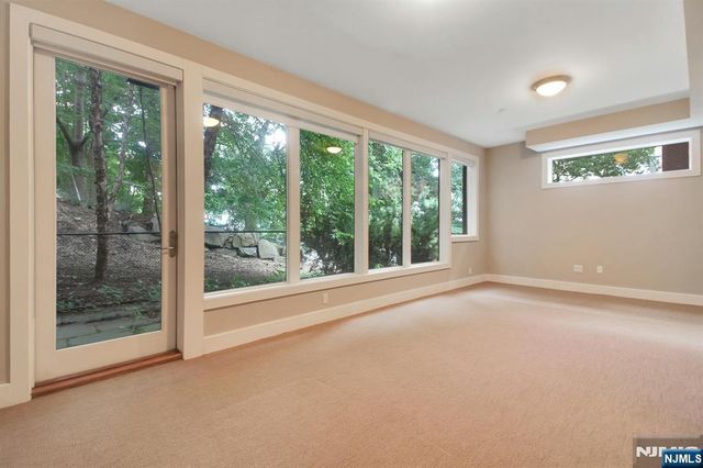 6 Vela Way, Edgewater, NJ 07020