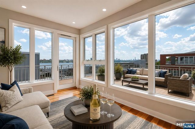 6 Vela Way, Edgewater, NJ 07020