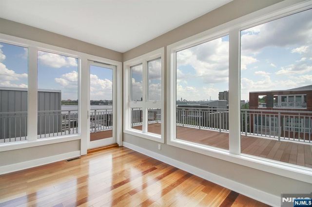 6 Vela Way, Edgewater, NJ 07020
