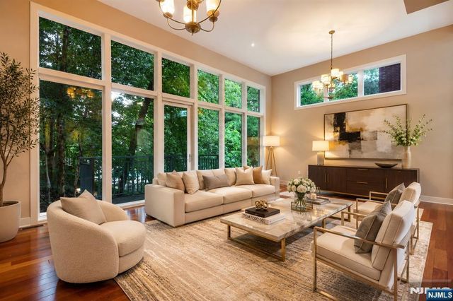 6 Vela Way, Edgewater, NJ 07020