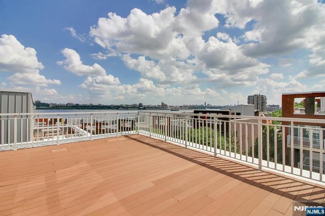 6 Vela Way, Edgewater, NJ 07020