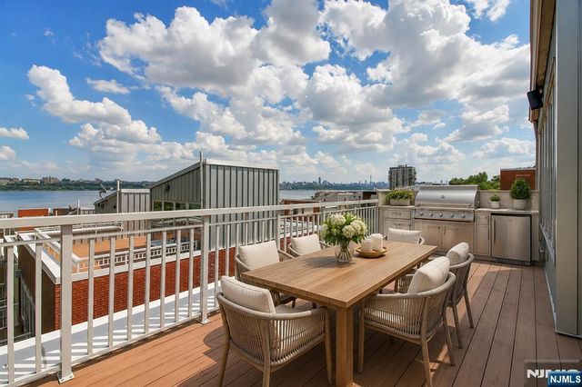 6 Vela Way, Edgewater, NJ 07020