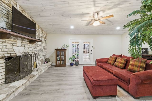 819 Pecan St., Blanco, TX 78606