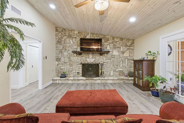 819 Pecan St., Blanco, TX 78606