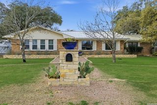 819 Pecan St., Blanco, TX 78606