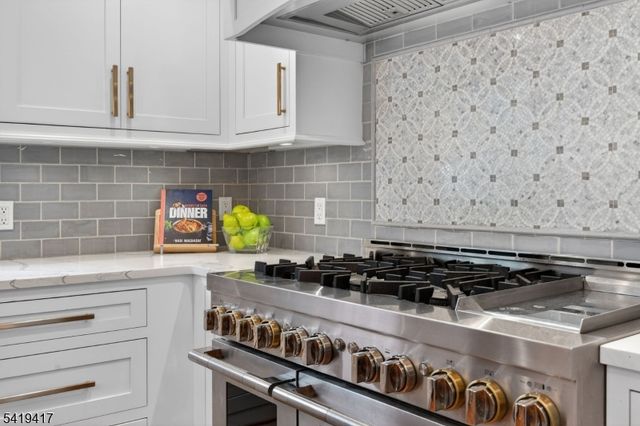 20 Parkview Dr, Millburn Twp., NJ 07041