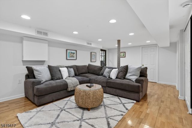 20 Parkview Dr, Millburn Twp., NJ 07041