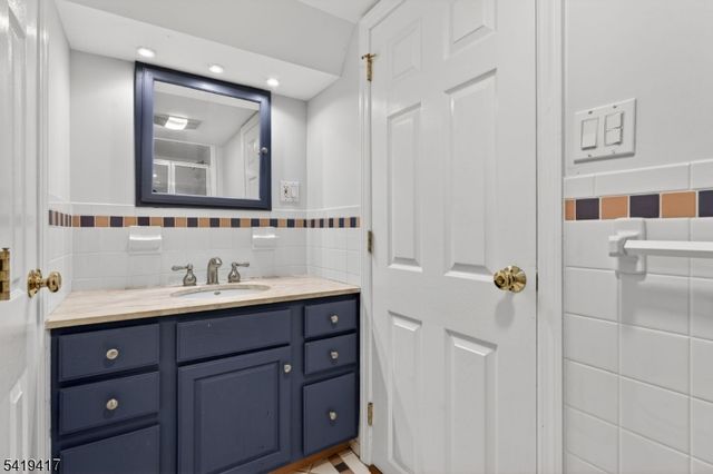 20 Parkview Dr, Millburn Twp., NJ 07041