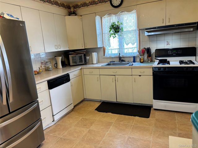 90 Madison Avenue, Westbury, NY 11590