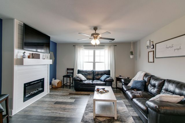 210 Geneva Ln, Clarksville, TN 37040