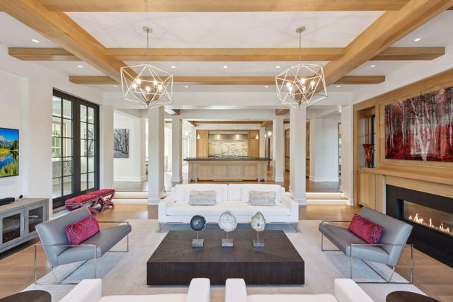 2552 W Lake Of The Isles Parkway, Minneapolis, MN 55405