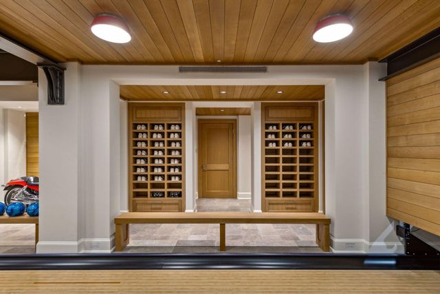 2552 W Lake Of The Isles Parkway, Minneapolis, MN 55405