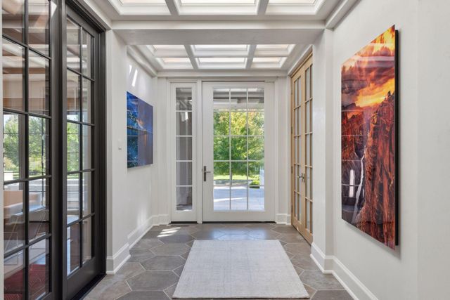 2552 W Lake Of The Isles Parkway, Minneapolis, MN 55405