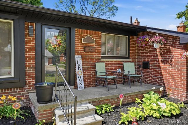 27407 Buckingham Street, Livonia, MI 48154