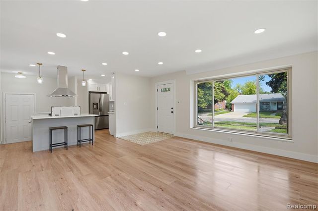 27407 Buckingham Street, Livonia, MI 48154