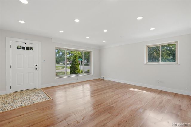 27407 Buckingham Street, Livonia, MI 48154