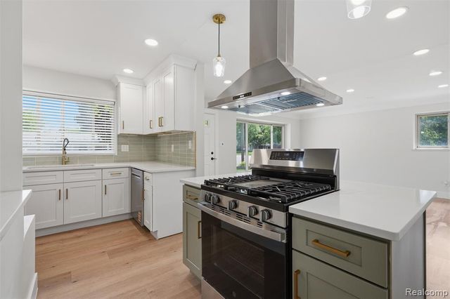 27407 Buckingham Street, Livonia, MI 48154