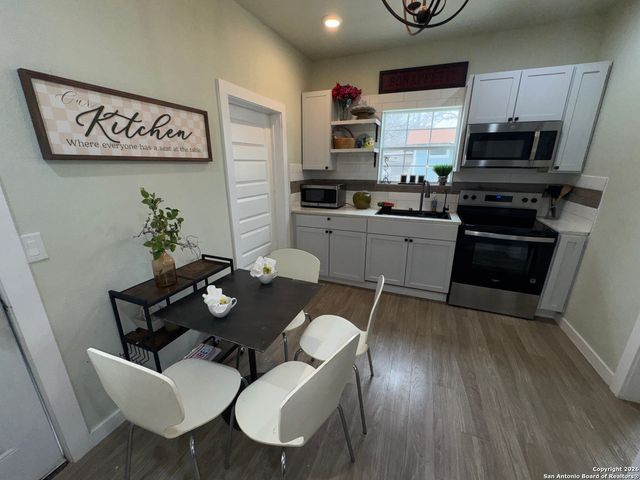 647 N san gabriel, San Antonio, TX 78228