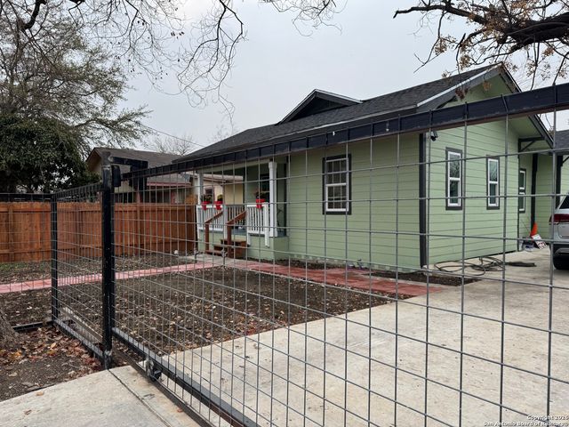 647 N san gabriel, San Antonio, TX 78228