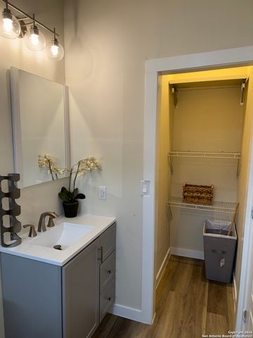 647 N san gabriel, San Antonio, TX 78228