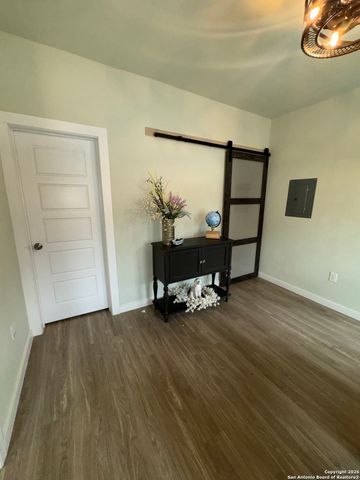 647 N san gabriel, San Antonio, TX 78228