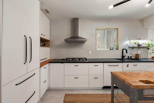 1515 N Lakeshore Drive, Mount Pleasant, SC 29466